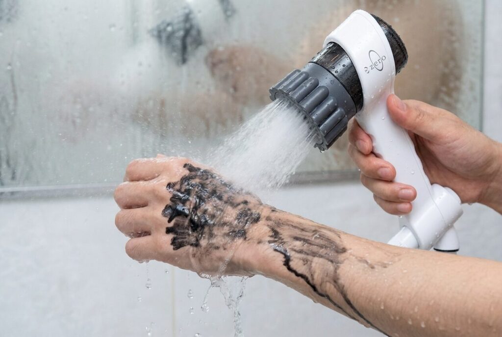 ミラブルゼロで手に書いたマジックを落とそうとしている様子